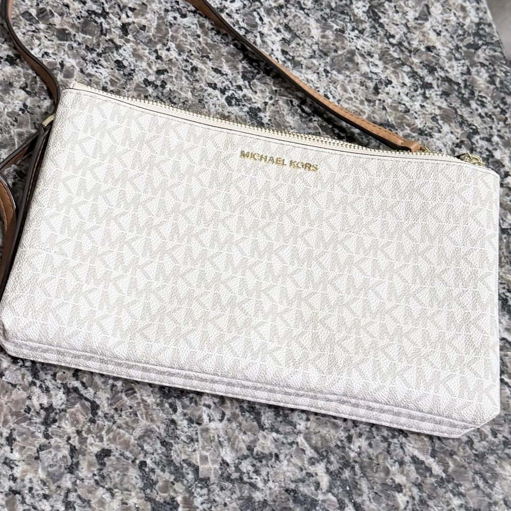 Michael Kors
SIGNATURE DOUBLE POUCH CROSSBODY